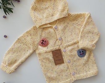 Handgestrickte Baby-Strickjacke, mehrfarbig, mit Häkeldetails in Teddybärenform