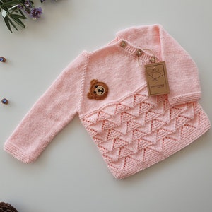 Handgestrickter Babypullover, Kirschblüte rosa, handgemachter Häkel-Teddybär, einzigartig Bild 1