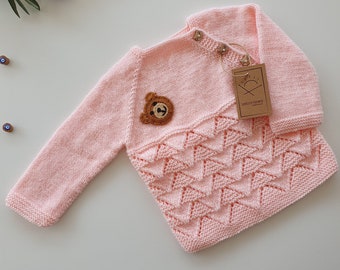 Pull bébé tricoté main, fleur de cerisier rose, détail nounours fait main au crochet, * unique en son genre *