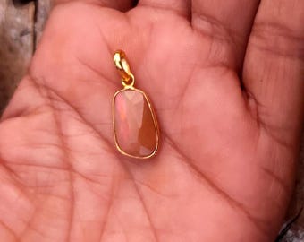 Minimalistyczny wisiorek z opalem; ręcznie wykonany wisiorek z naturalnego australijskiego opalu ze złota 18k klasy AA+
