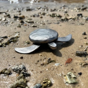 Tortue de mer en acier forgé à la main.
