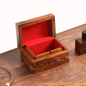 Piccolo portagioie in palissandro, scatola con fiori incisi per i viaggi, contenitore vintage fatto a mano per piccoli oggetti, regalo di San Valentino per lei.