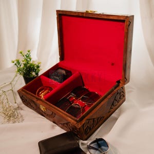 Caja de madera con compartimentos para gafas de sol, relojes, carteras y perfumes. Organizador de mesita de noche para hombre.