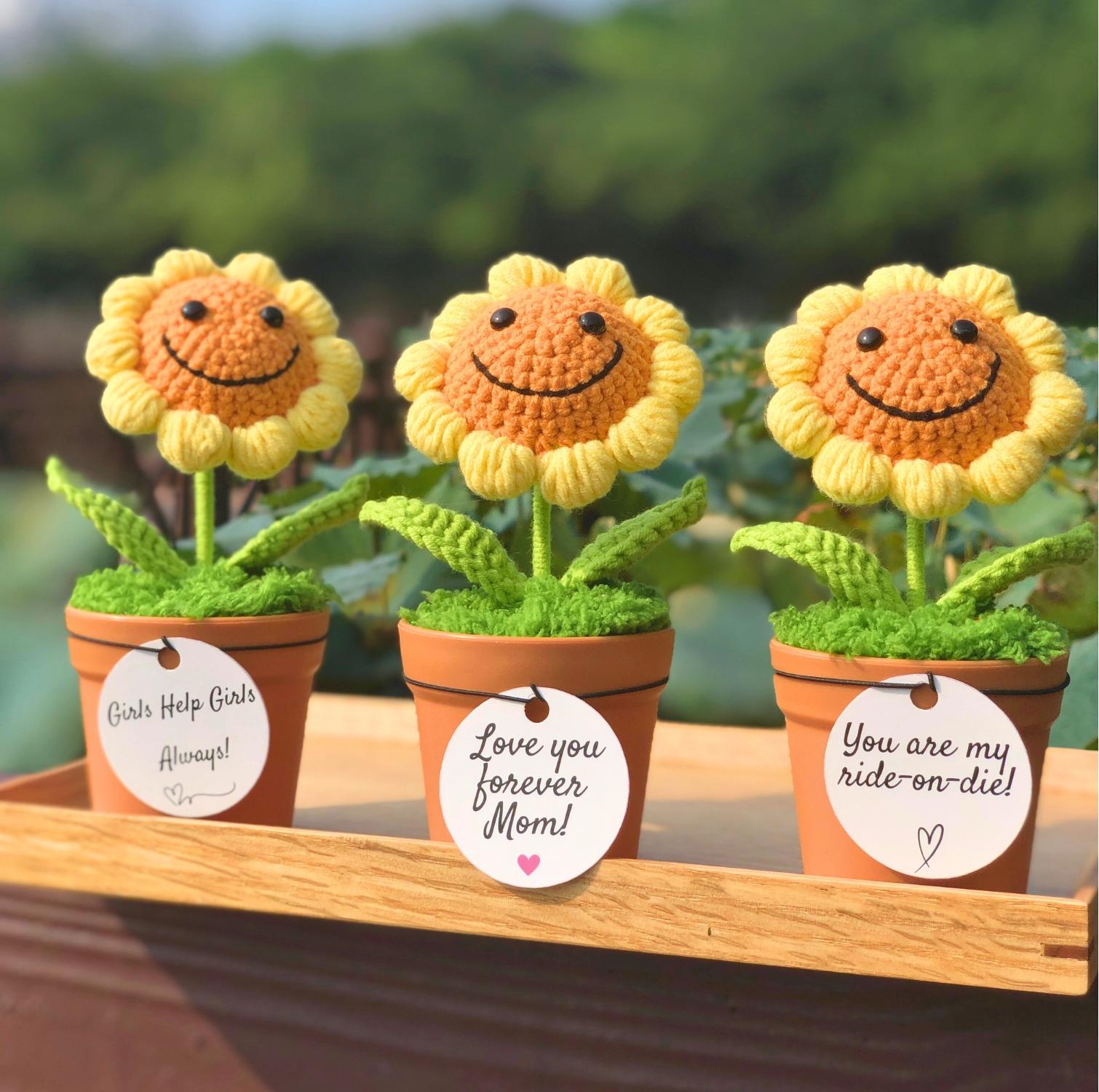 Crochet Smiling Sunflower, Knitted Flower Lamp, Personalized Smiley Flower, Emotional Support Plant, Birthday Gift, Gift for Her