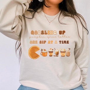 秋のパンプキンスパイス スウェットシャツ、パンプキンスパイス セーター、秋の天候スウェットシャツ、涼しい夜のスウェットシャツ、かわいいレトロなパンプキンスパイス スウェットシャツ