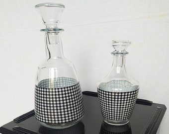 Set of 2 black and white houndstooth glass carafes from the Arques crystal factory. French, rare and vintage.