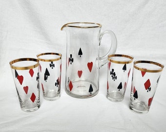 Une carafe et 4 verres vintage sérigraphiés "jeu de cartes". 1950.