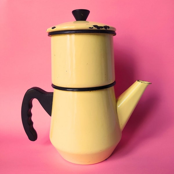 Cafetière ancienne en tôle émaillée jaune Japy. Millésime années 1950. Vintage.