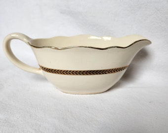 Old sauceboat in opaque porcelain from the French manufacturer Digoin Sarreguemines. Turenne model.
