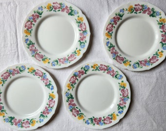 Assiettes plates fleuries x 4 de la marque Arcopal . Vintage années 70.