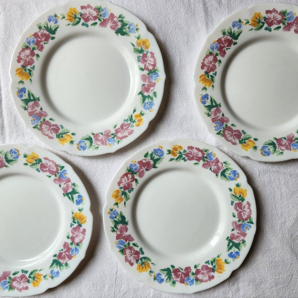 Assiettes plates fleuries x 4 de la marque Arcopal . Vintage années 70.