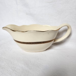 Old sauceboat in opaque porcelain from the French manufacturer Digoin Sarreguemines. Turenne model. image 2