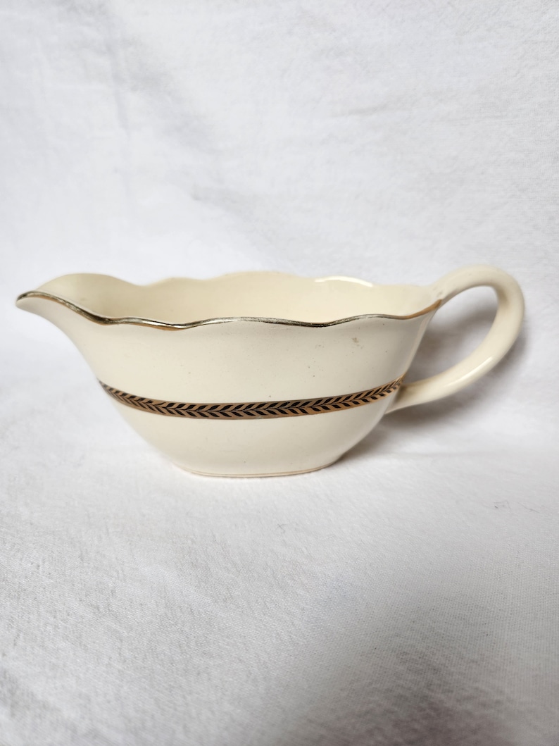 Old sauceboat in opaque porcelain from the French manufacturer Digoin Sarreguemines. Turenne model. image 2