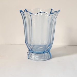 Vintage Art Deco vaas in blauw getint glas