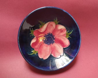 Tazza/vassoio portagioie anemone firmato William Moorcroft prodotto in Inghilterra. Annata 1940. Rara.