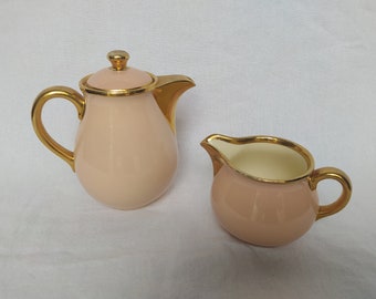 Small teapot and its pink and gold milk jug from the German manufacturer Villeroy and Boch Mettlach. Santos collection. Vintage 60s.