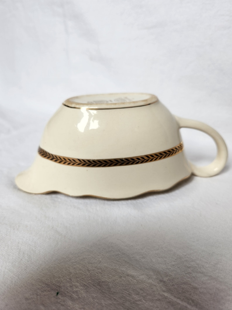 Old sauceboat in opaque porcelain from the French manufacturer Digoin Sarreguemines. Turenne model. image 4