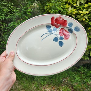 Serving dish from the French manufacturer Creil Montereau (HBCM) with red rose decoration. Vintage.