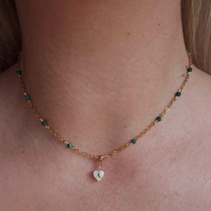 Collar de oro personalizado con letra – corazón de nácar y cuentas de piedras curativas | Joyas Iniciales Mujer | joyas personalizadas | Cadena de verano