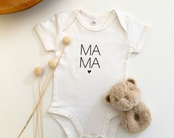 Babybody MAMA, dezent, minimalistisch, Geschenk zum Muttertag, kurzarm, weiß, Bio-Baumwolle