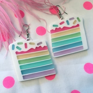 Pastel arco iris en capas rebanada de pastel y espolvoreas pendientes, acrílico de corte láser, joyería de plástico