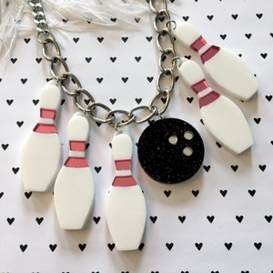 Collar con dije de bolos y bolas