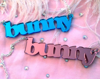 Colar BUNNY em acrílico espelhado rosa ou azul