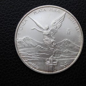 Silver coin 1oz Libertad 2011 Mexico.Coin in a gift case