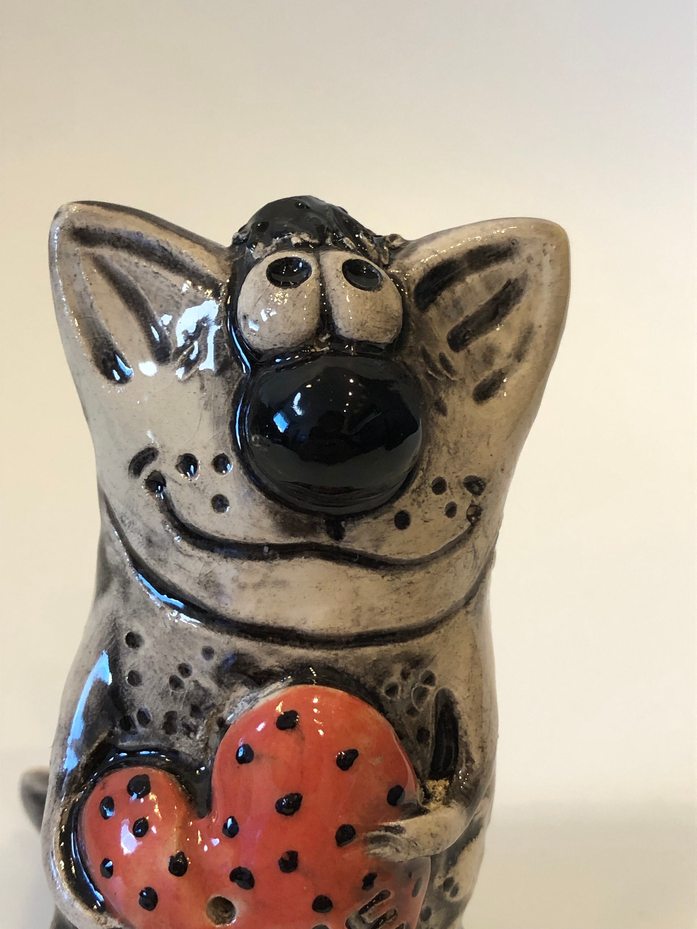 手作り陶器の猫の置物 - ニュートラルグレーの彫刻、落ち着いた 