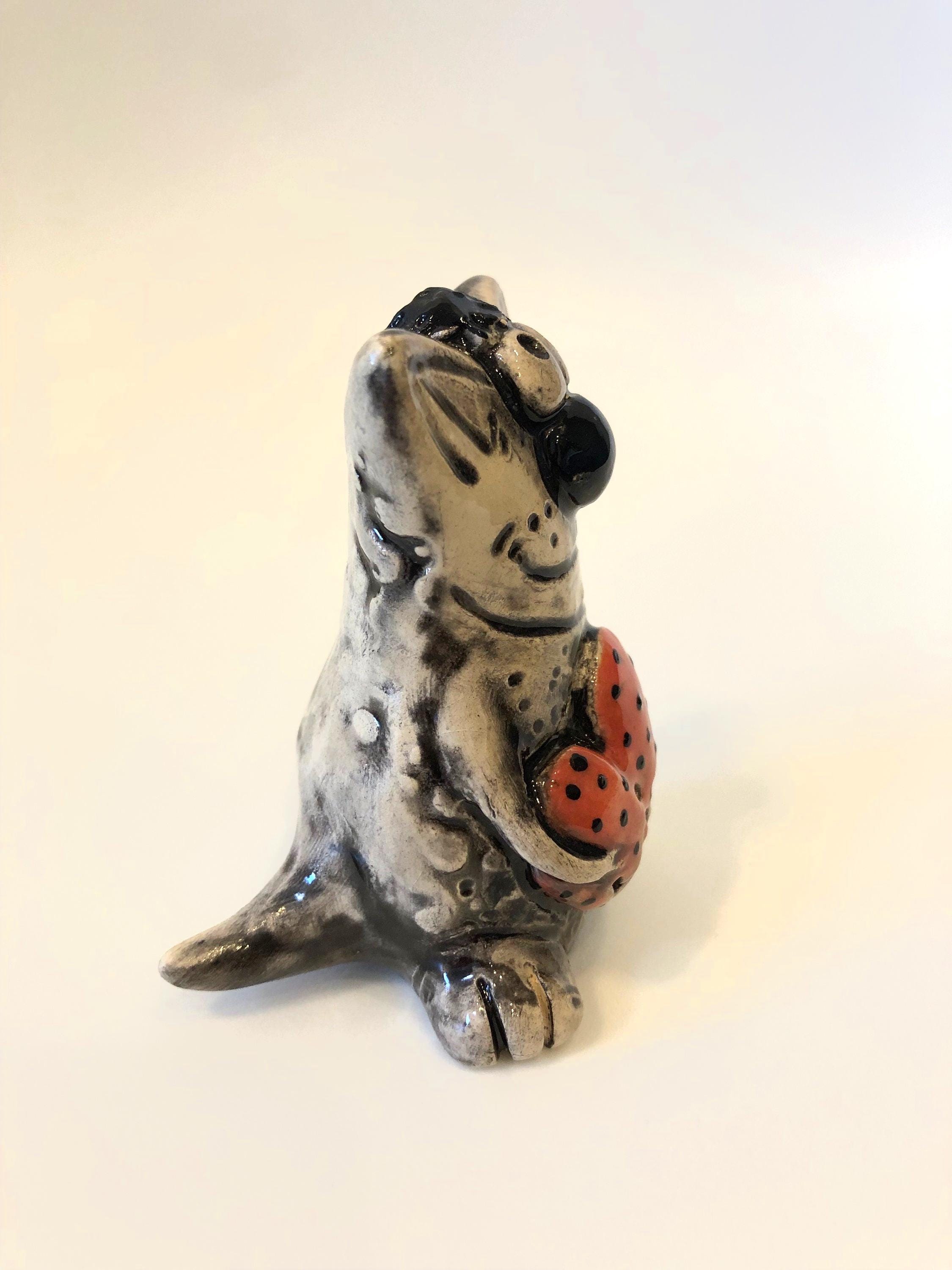 手作り陶器の猫の置物 - ニュートラルグレーの彫刻、落ち着いた 