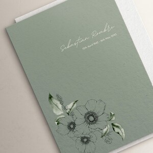 Op de afbeelding: Een groene kaart met de tekst "Sebastian Rombre 12 april 1942 - 16 mei 2023" en een zwart-witte illustratie van bloemen.