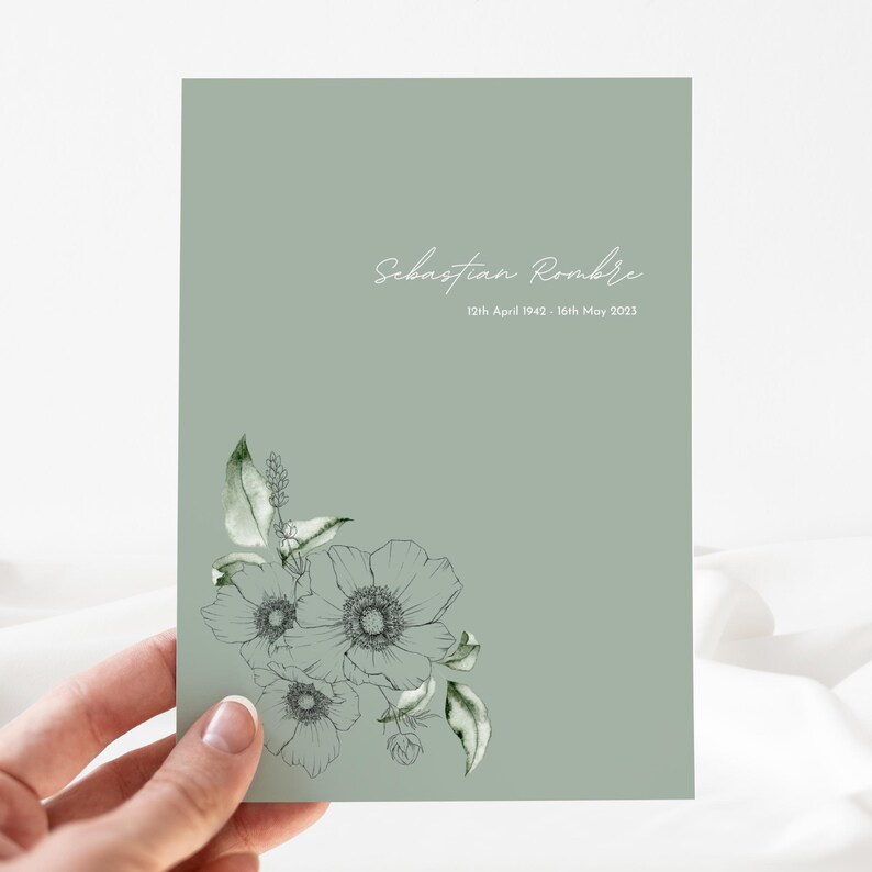 Op de afbeelding: Een saliegroene kaart met een wit bloemenontwerp en de tekst "Sebastian Roombe 12 april 1942 - 16 mei 2023".
