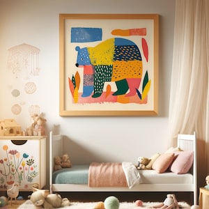 Könnte beinhalten: Ein gerahmter Kunstdruck mit einer farbenfrohen Bärenillustration. Der Bär besteht aus verschiedenen geometrischen Formen in Blau, Gelb, Grün und Rot. Das Kunstwerk wird in einem Kinderzimmer über einem weißen Bett mit einer rosa Decke und Kissen ausgestellt.