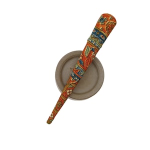 Elevate your hairstyle with this exquisite Patina Blue & Brown Silk Kimono Hair Clip. Handcrafted from authentic floral silk fabric, this 130mm long hair stick blends traditional Japanese elegance with modern bohemian flair.

Color: Rich Patina Blue & Earthy Brown

Material: Premium Silk & Durable Alloy

Size: 130mm (approx. 5.1 inches)

Style: Floral Kimono Fabric

Perfect for buns, up-dos, or as a unique gift for her. Lightweight, secure, and timeless.