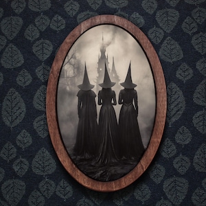 Puede incluir: Una ilustración enmarcada de tres brujas con túnicas negras y sombreros puntiagudos caminando hacia un castillo en la distancia. El fondo es un bosque brumoso con una atmósfera oscura y amenazante.