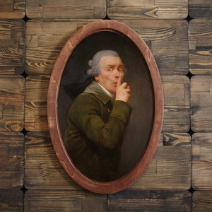 Puede incluir: Un retrato enmarcado de un hombre con una chaqueta verde y una peluca blanca, con el dedo en los labios, como para decir "shhh".
