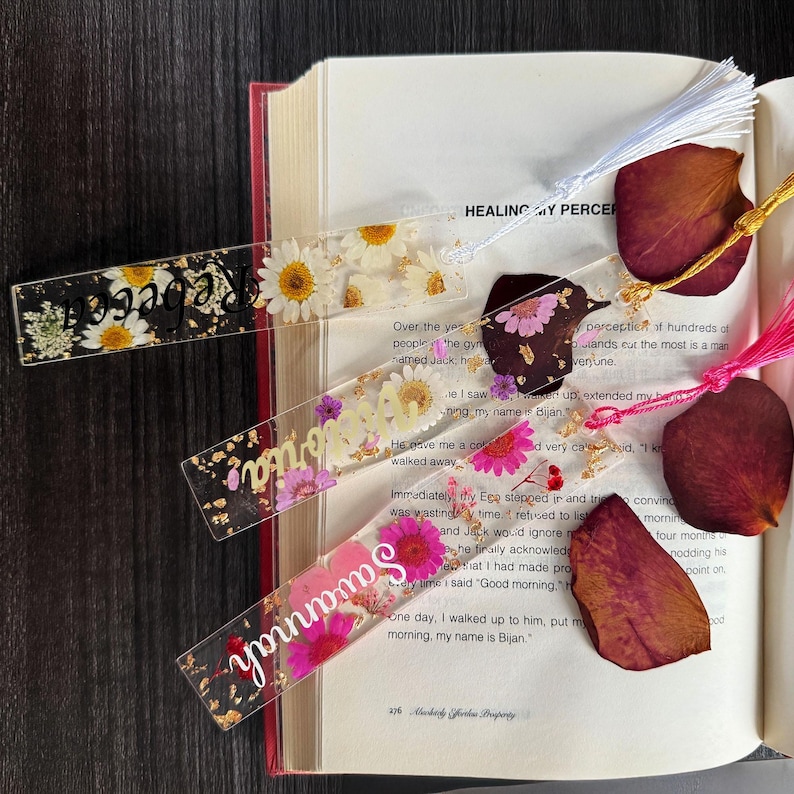 Pressed Flower Bookmark for Women, Custom Resin Bookmark, Personalized Bookmark, Floral Bookmark with Name, Mothers Day Gift Idea, Book Mark bild 3