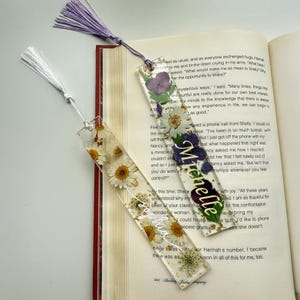 Pressed Flower Bookmark for Women, Custom Resin Bookmark, Personalized Bookmark, Floral Bookmark with Name, Mothers Day Gift Idea, Book Mark bild 4
