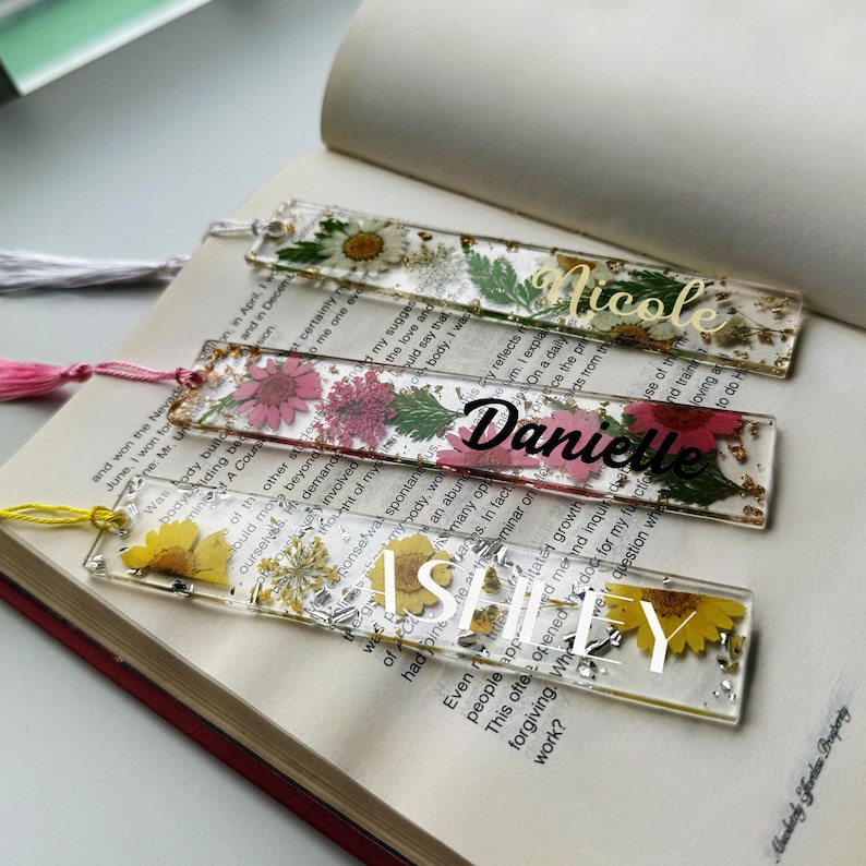 Pressed Flower Bookmark for Women, Custom Resin Bookmark, Personalized Bookmark, Floral Bookmark with Name, Mothers Day Gift Idea, Book Mark bild 5