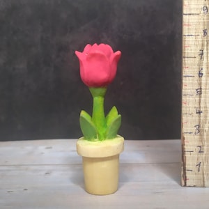 Pequeña rosa roja de madera tallada y pintada a mano Flor que no requiere mantenimiento Rosa roja en maceta de madera en miniatura