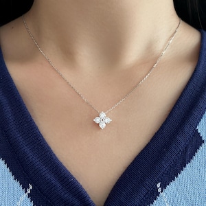 1 Carat Sun flower Diamond Necklace18K Gold Diamond Clover Pendant Cluster Diamond Necklace for Women Birthday Gift