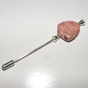Broche de rodonita tallada