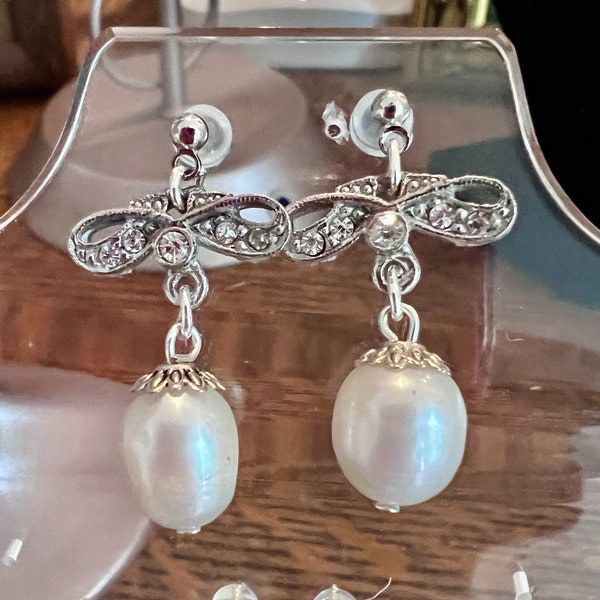 Boucles d'oreilles en strass et perles baroques d'eau douce Apprêts de collier en rhodium Dos plaqué or 18 carats Mariage Occasion spéciale