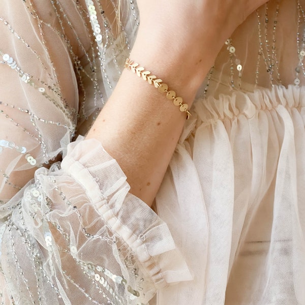 Adjustable Gold Chevron and Circle Chain Bracelet, Laurel bracelet, dainty fishbone bracelet, dainty gold bracelet, sequin gold bracelet