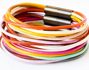 Flersnöresläderarmband: Färgglatt bohemiskt lindningsband med magnetlås