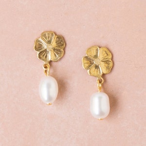 Flower and pearl studs, pearl stud earrings, pearl earrings, pearl studs for bridesmaids, pearl stud earrings for wedding, flower studs