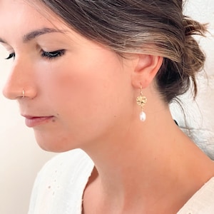 Flower and pearl dangle earrings, pearl earrings with flowers, pearl earrings, pearl and flower earrings for bridesmaids, bridal pearls