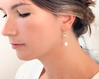 Flower and pearl dangle earrings, pearl earrings with flowers, pearl earrings, pearl and flower earrings for bridesmaids, bridal pearls