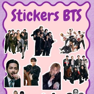 Könnte beinhalten: Ein Bogen mit Aufklebern mit verschiedenen Bildern der Musikgruppe BTS. Die Aufkleber zeigen die Gruppe in verschiedenen Posen und Outfits, mit dem Text "Stickers BTS" in Lila oben. Der Hintergrund ist hellrosa mit einem lila Rand.