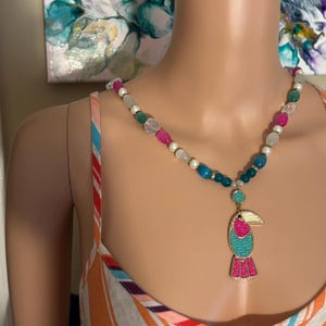 Colar de contas, colar com pingente de pássaro do paraíso
